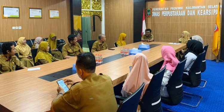 Dispersip Tala saat melakukan kaji tiru program Dispersip Kalsel. (foto : istimewa)