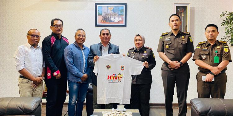 Kepala Kejati Kalsel Rina Virawati dan jajaran berfoto bersama dengan Ketua PWI Provinsi Kalsel Zaenal Helmie dan pengurus lainnya. (foto : istimewa)