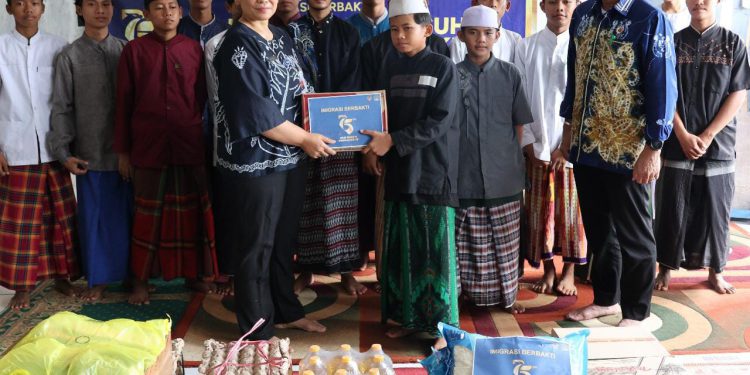 Penyerahan bantuan bahan pokok pada peringatan HUT ke-75 Imigrasi. (foto : istimewa)