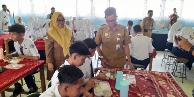 Pelaksanaan program Makan Bergizi Gratis di SMPN 18 Banjarmasin. (foto : shn/seputaran)