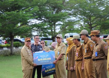 Bank Kalsel Serahkan Hadiah Undian SIMPEDA untuk 21 ASN Pemprov Kalsel
