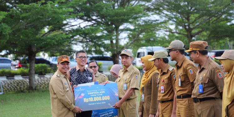 Dirut Bank Kalsel Fachrudin bersama Sekdaprov Kalsel Roy Rizali Anwar saat penyerahan hadiah undian Simpeda untuk 21 ASN Pemprov Kalsel. (foto : Bank Kalsel)