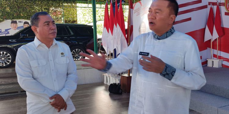 Gubernur Kalsel H Muhidin saat bersama Ketua PWI Kalsel Zainal Helmie. (foto : istimewa)