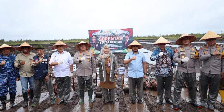 Penanaman jagung serentak oleh Polda Kalsel. (foto : istimewa)