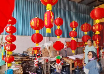 Pembeli Pernak-Pernik Imlek 2025 Didominasi Pembeli Luar Kota