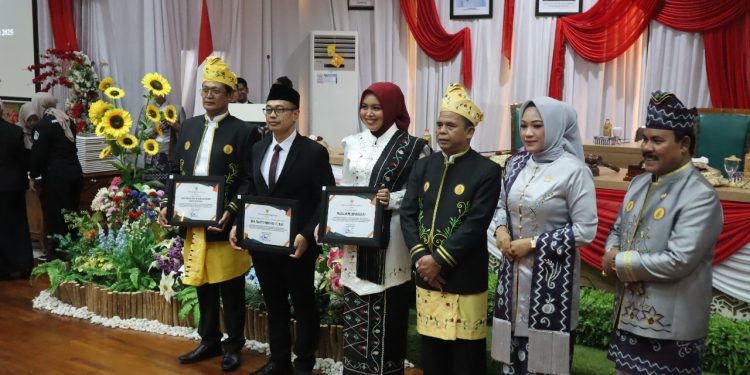 Kantor Pertanahan Batola Didik Presetyo Widiyanto saat terima penghargaan. (foto : istimewa)