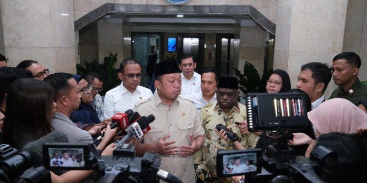 Menteri Nusron Wahid bersama Menteri Natalius Pigai diwawancarai usai rapat koordinasi. (foto : istimewa)