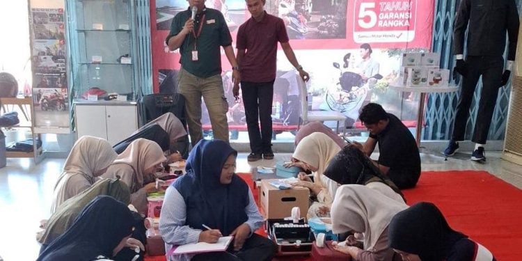 Trio Motor Cabang Dua Naga Banjarmasin gelar acara seru yang mengundang perhatian banyak orang: Kegiatan Henna Art yang diikuti oleh masyarakat umum. (foto : istimewa)