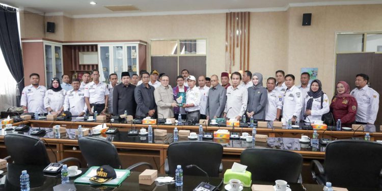 Komisi I DPRD Kalsel saat rapat silaturahmi dengan Asosiasi Pemerintah Desa Seluruh Indonesia (APDESI). (foto : istimewa)