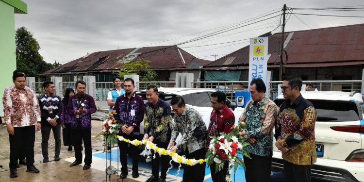 Walikota Banjarmasin H Ibnu Sina gunting pita pada peresmian Gedung Layanan Terpadu RSUD Sultan Suriansyah. (foto : shn/seputaran)