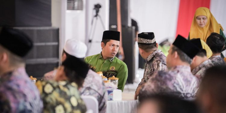 Anggota DPRD Kalsel Dapil Batola Sadam Husin Naparin bersama H Taufik Rahman hadi di Harjad ke-65 Batola. (foto : istimewa)