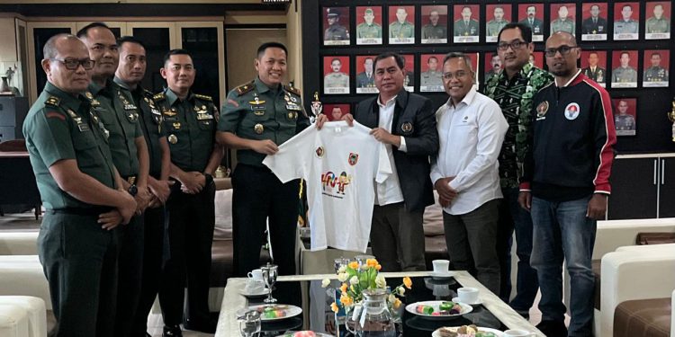 Danrem 101/Antasari Brigjen Inf Ilham Yunus menerima kaos HPN 2025 dari Ketua PWI Kalsel Zainal Helmie saat melakukan audiensi di Makorem Antasari (foto : istimewa)