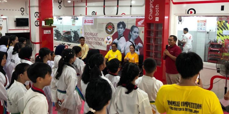 Trio Motor, Main Dealer resmi Honda untuk wilayah Kalselteng melalui Trio Motor Sampit, menggelar ajang Poomsae Competition Taekwondo yang berlangsung di area showroom Dealer Trio Motor Sampit. (foto : istimewa)