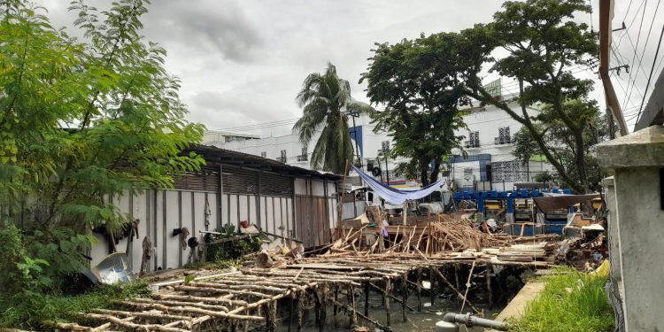 Proyek pintu air di Sungai Belasung yang belum selesai. (foto : shn/seputaran)