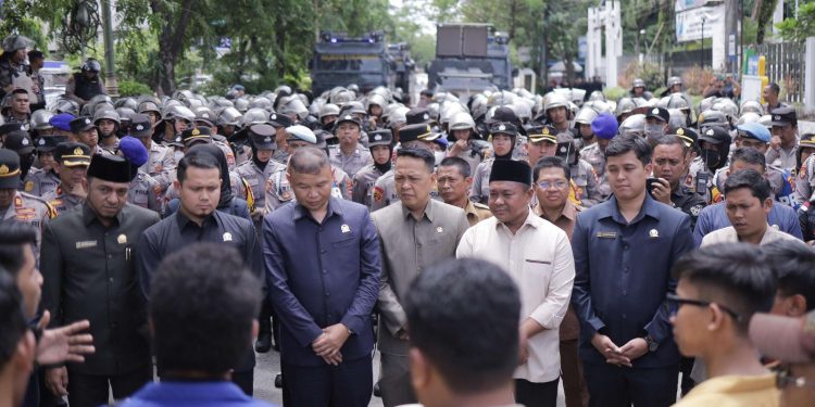 Pimpinan dan anggota DPRD kalsel terima ratusan massa aliansi BEM Se-Kalsel yang menyerukan penolakan kebijakan pemerintah tentang kenaikan PPN 12 persen. (foto : istimewa)