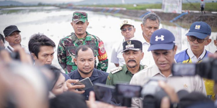 Wakil Ketua DPRD Kalsel H Muh Alpiya Rakhman mendampingi Menteri Pertanian RI Dr H Andi Amran Sulaiman saat peninjauan Percepatan Cetak Sawah Rakyat di Bati-Bati,  Tala. (foto : istimewa)