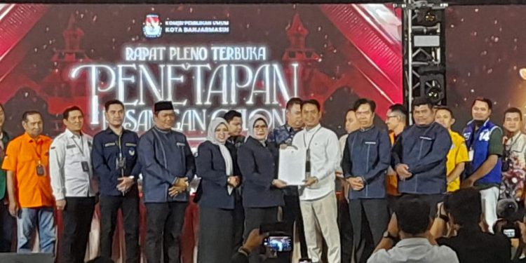 Penetapan Paslon Walikota dan Wakil Walikota Banjarmasin HM Yamin - Hj Ananda sebagai pemenang Pilwali Banjarmasin. (foto : shn/seputaran)