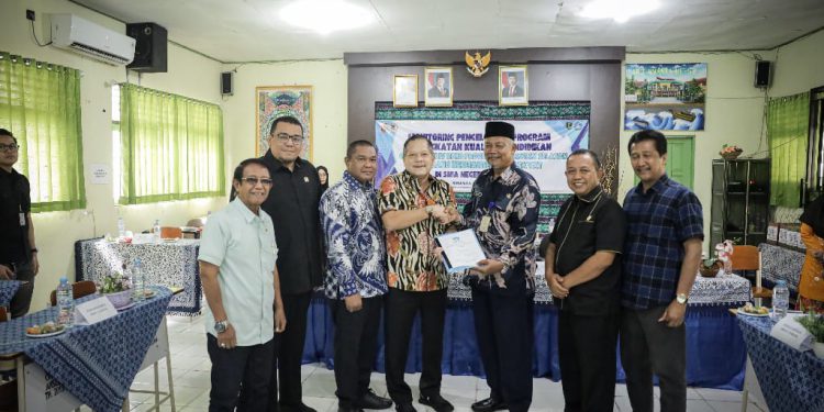 Wakil Ketua Komisi IV DPRD Kalsel, H. Gusti Iskandar Sukma Alamsyah bersama anggotalainnya saat menyerahkan kenang-kenangan kepada pihak  SMA 1 Tabalong. (foto : istimewa)