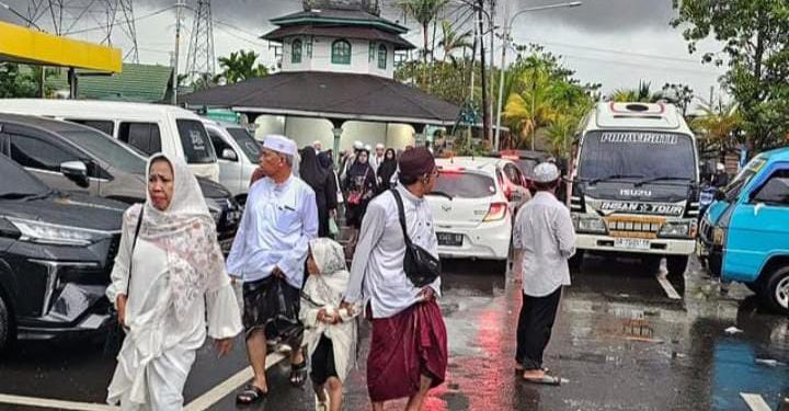 Wisatawan saat berkunjung ke wisata religi Kubah Basirih. (foto: shn/seputaran)