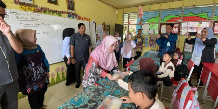 Ketua Komisi IV DPRD Banjarmasin Neli Listriani saat meninjau pelaksanaan program MBG di SDN Pangeran 3. (foto : sna/seputaran)