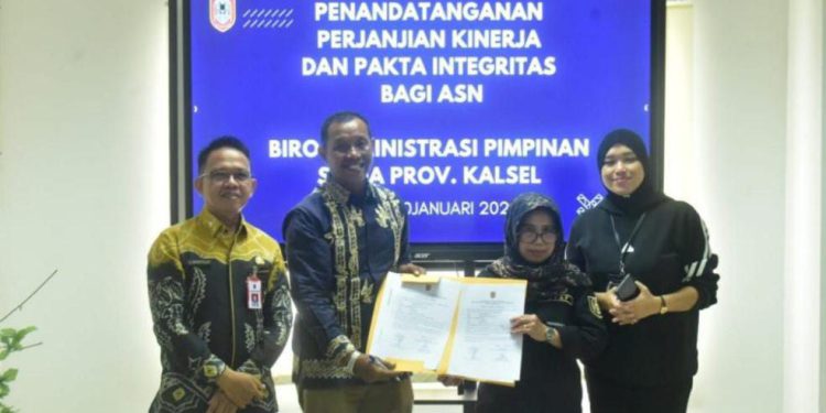 ASN dan Tenaga Kontrak saat tunjukan dokumen Penandatangan PK dan Pakta Integritas dengan Adpim Kalsel. (foto : istimewa)