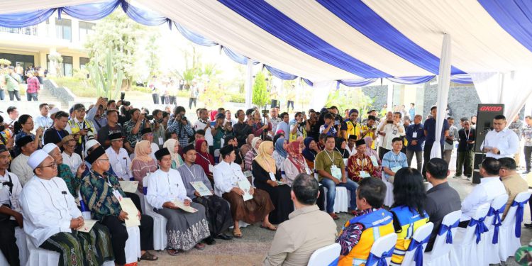 Kementerian ATR/BPN saat penyerahan sertipikat kepada masyarakat di Bendungan Kaitan, Lebak, Banten. (foto : istimewa)