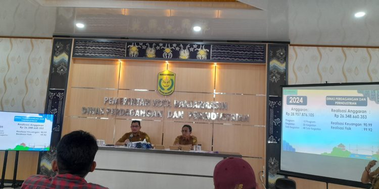 Kepala Disperdagin Banjarmasin Ichrom Muftezar saat jumpa pers dengan awak media. (foto : shn/seputaran)