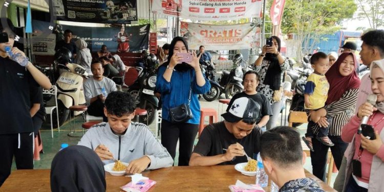 DAM Amuntai gelar lomba makan Mie Pedas. (foto : istimewa)