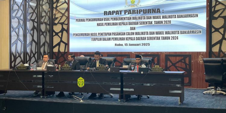 Paripurna pengumuman usul pemberhentian walikota dan wakil walikota Banjarmasin oleh DPRD Banjarmasin. (foto : sna/seputaran)