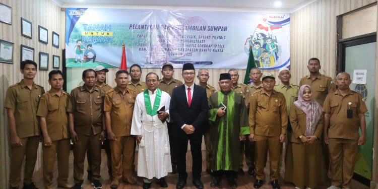 Panitia dan Satgas PTSL Batola foto bersama usai dilantik Kepala Kantor Pertanahan Batola Didik Prasetyo Widiyanto. (foto : istimewa)