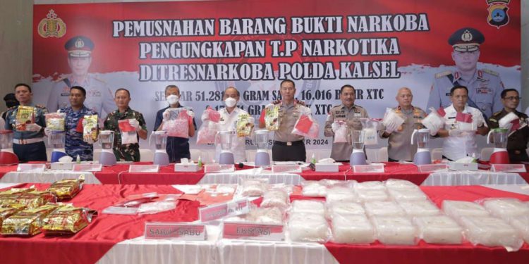 Ketua DPRD Kalsel H Supian HK saat ikut pemusnahan barang bukti di Mapolda Kalsel. (foto : istimewa)