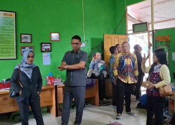 Kunjungan ke SDN Sungai Jingah 5, Rikval Prihatin Masih Banyak Bangunan SD Rusak