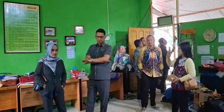 Ketua DPRD Banjarmasin Rivkal Fachruri bersama Komisi IV DPRD Banjarmasin saat kunjungan ke SDN Sungai Jingah 5. (foto : sna/seputaran)