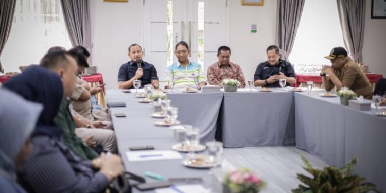 Komisi IV DPRD Kalsel bersama rombongan saat berkunjung dan memberikan apresiasi atas pelaksanaan CSR PT. Adaro Indonesia. (foto : istimewa)