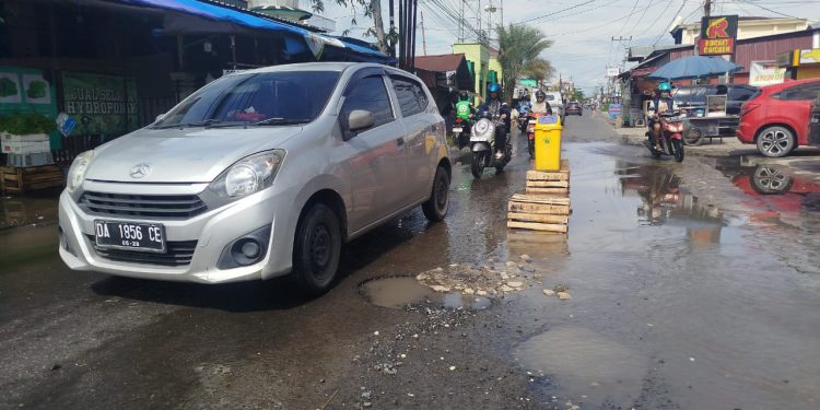 Jalan rusak atau berlubang akibat genangang air alias banjir. (foto : shn/seputaran)