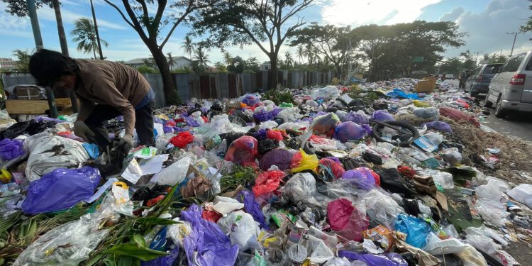 Pemandangan tumpukan sampah di tepi jalan dampak TPA Basirih ditutup. (foto : shn/seputaran)