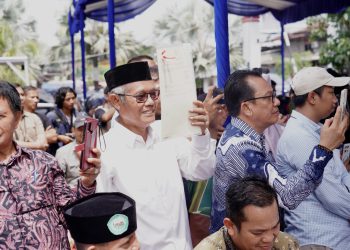 Penantian Sejak 1989, Hasyim Akhirnya Terima Sertipikat HGB dari Menteri Nusron Wahid