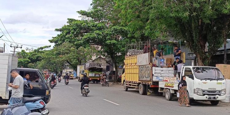 Aktivitas bongkar muat yang marak di Banjarmasin. (foto : shn/seputaran)