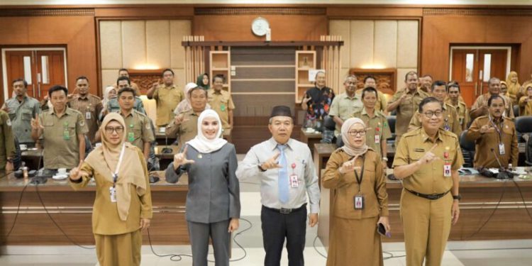 Foto bersama Komisi III DPRD Kalsel dengan DLH dan Dinas Kehutanan Kalsel di sela Forum Perangkat Daerah. (foto : istimewa)