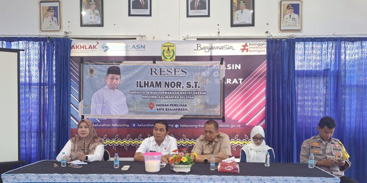 Anggota DPRD Kalsel Ilham Nor didampingi Lurah Telawang Rabiul Awalin saat reses di gedung kantor Kelurahan Telawang Kecamatan Banjarmasin Barat. (foto : istimewa)