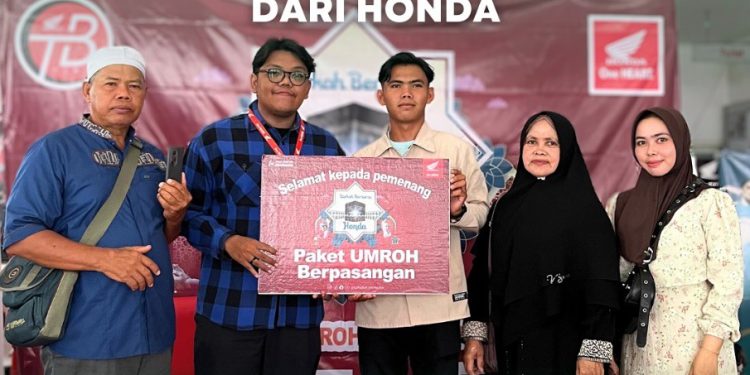 PT Trio Motor, Main Dealer resmi sepeda motor Honda, dengan bangga mengumumkan pemenang utama dari program Berkah Dari Honda yang diadakan di Dealer Teladan Baru Motor. (foto : istimewa)