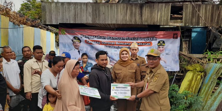 Wakil Walikota Banjarmasin Hj Ananda saat ikut menyerahkan bantuan untuk korban kebakaran di Gang Pandawa. (foto : shn/seputaran)