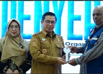 Ibnu Sina Serahkan Kunci Sekber Khatib Dayyan kepada 19 Organisasi