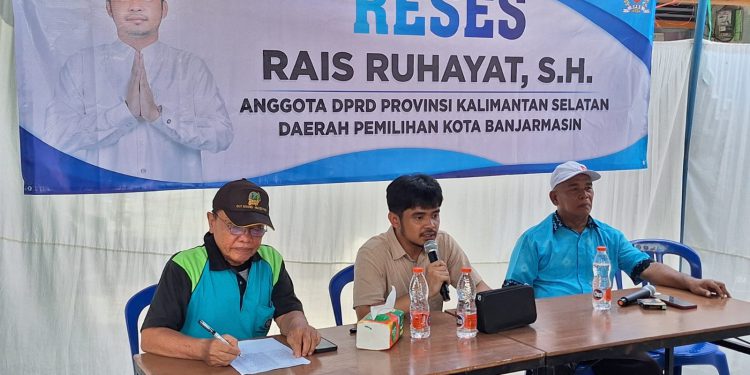 Ketua Komisi I DPRD Kalsel Rais Ruhayat saat reses berfoto bersama dengan warga. (foto : istimewa)