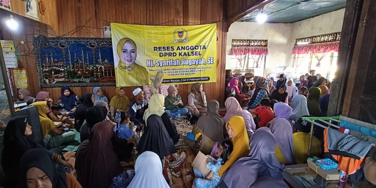 Anggota Komisi III DPRD Kalsel Hj Syarifah Rugayah saat reses di Desa Pejambuan Kecamatan Sungai Tabuk, Banjar. (foto : istimewa)