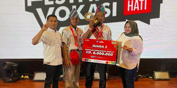 Fahruddinnor, Guru SMK Teknik Bisnis dan Sepeda Motor dari SMKN 2 Amuntai didampingi Lidya Maya Sari, Corporate Communication yang juga menjabat sebagai Vocational Manager PT Trio Motor. (foto : istimewa)