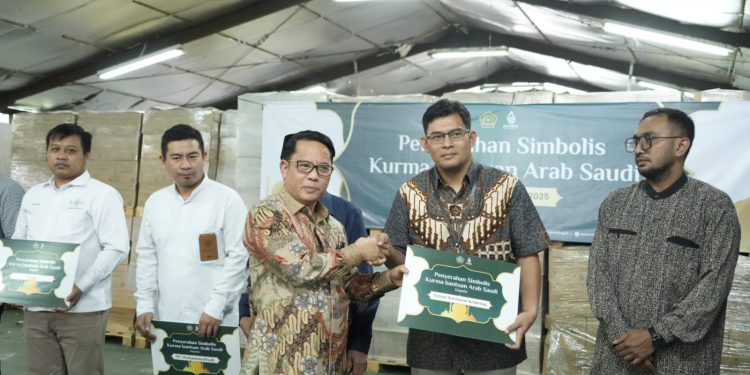 Penyerahan kurma bantuan Pemerintah Arab Saudi. (foto : istimewa)