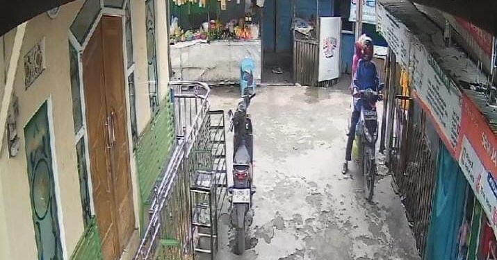 Tangkapan CCTV saat terduga pelaku penipuan membonceng korban. (foto : istimewa)