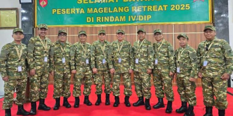 Walikota Banjarmasin HM Yamin (paling kiri) saat foto bersama dengan kepala daerah lain saat ikuti retreat di Magelang. (foto : istimewa)