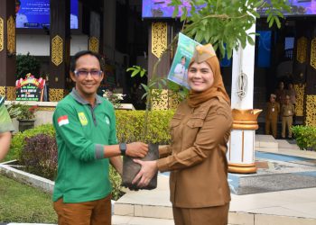 Komunitas Perkumpulan Hijau Daun Berikan Ucapan Selamat Berupa Bibit Tanaman kepada Wakil Wakilkota